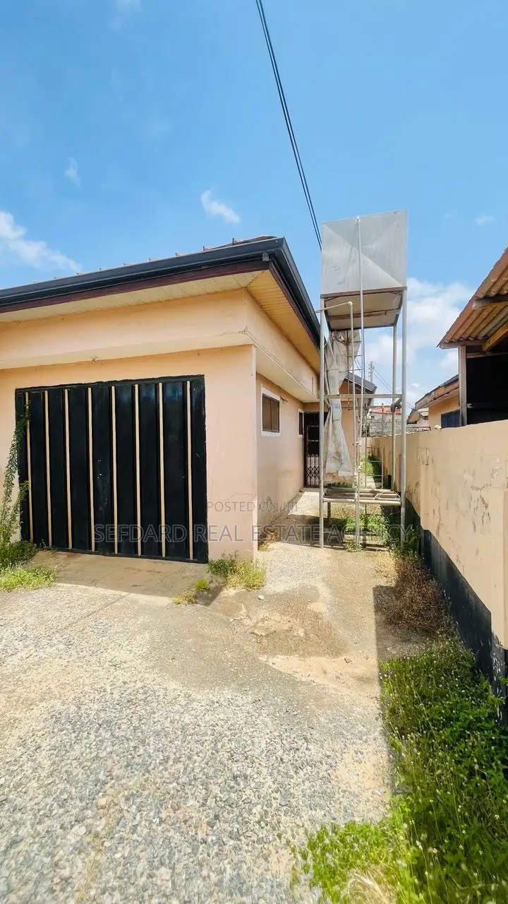 7bdrm House in Sefdard Properties, Mile 7 for sale