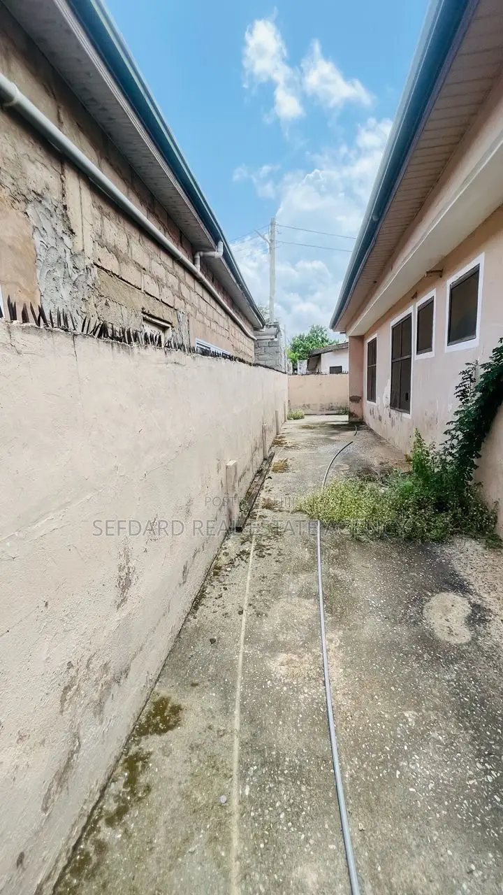 7bdrm House in Sefdard Properties, Mile 7 for sale