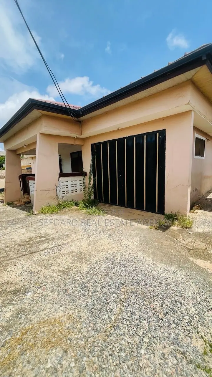7bdrm House in Sefdard Properties, Mile 7 for sale