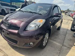 Toyota Yaris LE Hatchback 5dr 2012