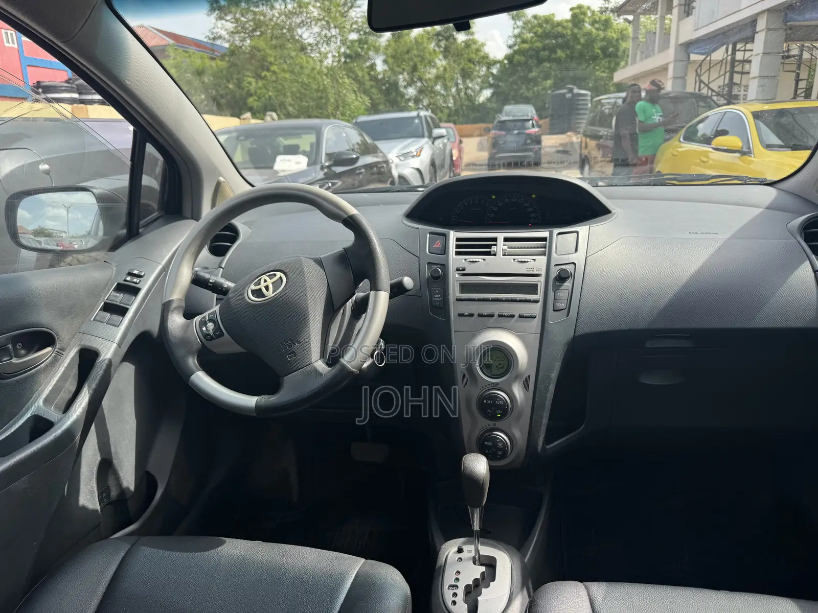 Toyota Yaris LE Hatchback 5dr 2012