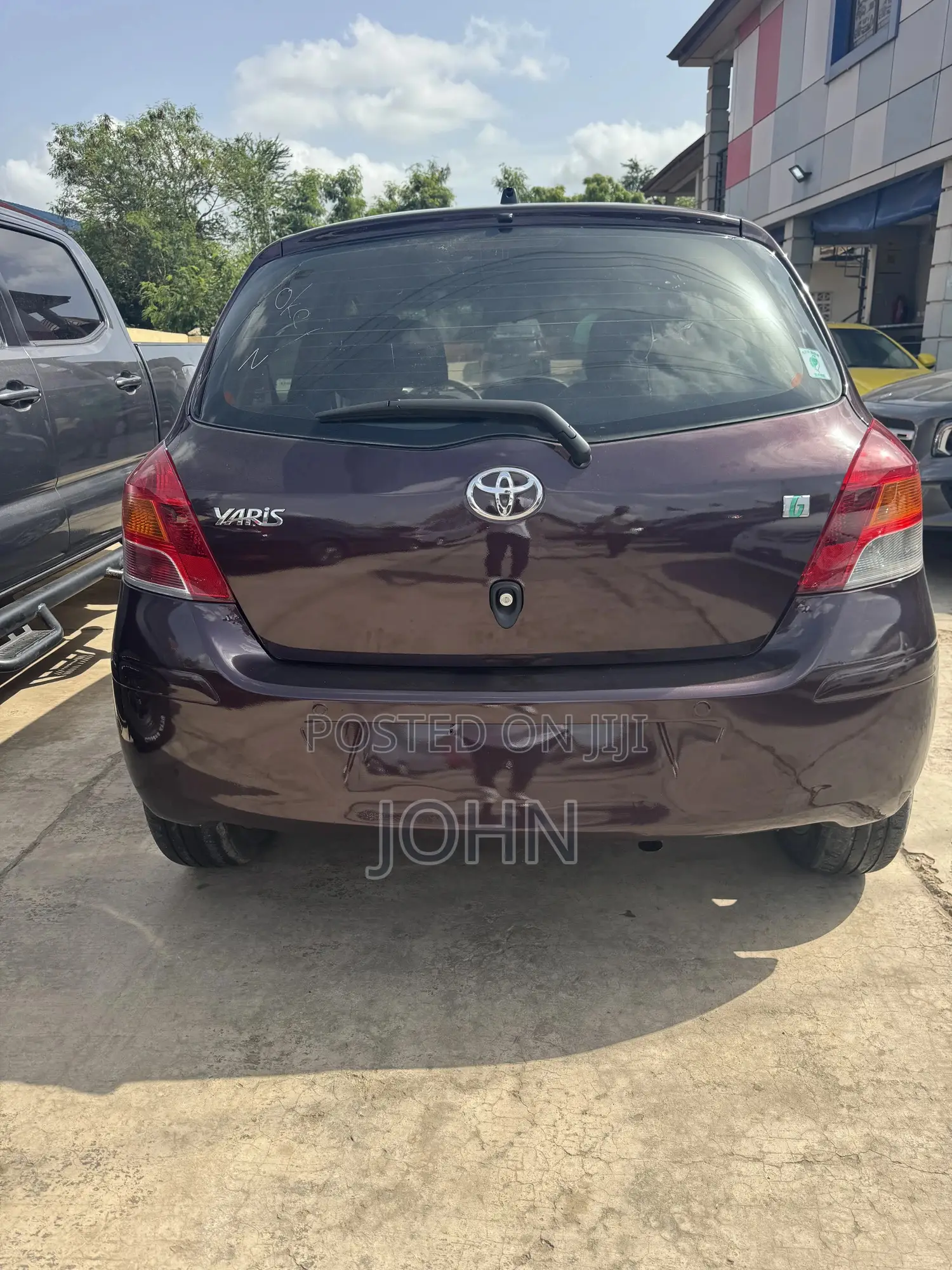 Toyota Yaris LE Hatchback 5dr 2012