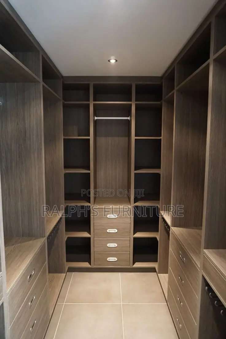 Walkin Closet - Modern and Customizable