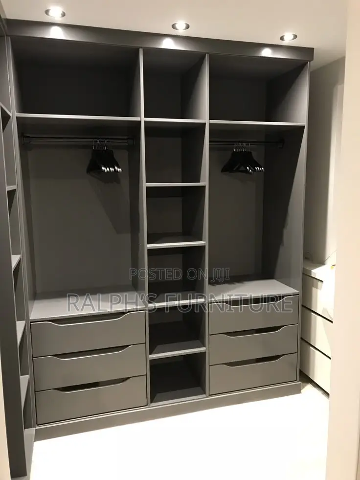 Walkin Closet - Modern and Customizable