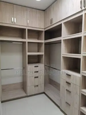 Walkin Closet - Modern and Customizable