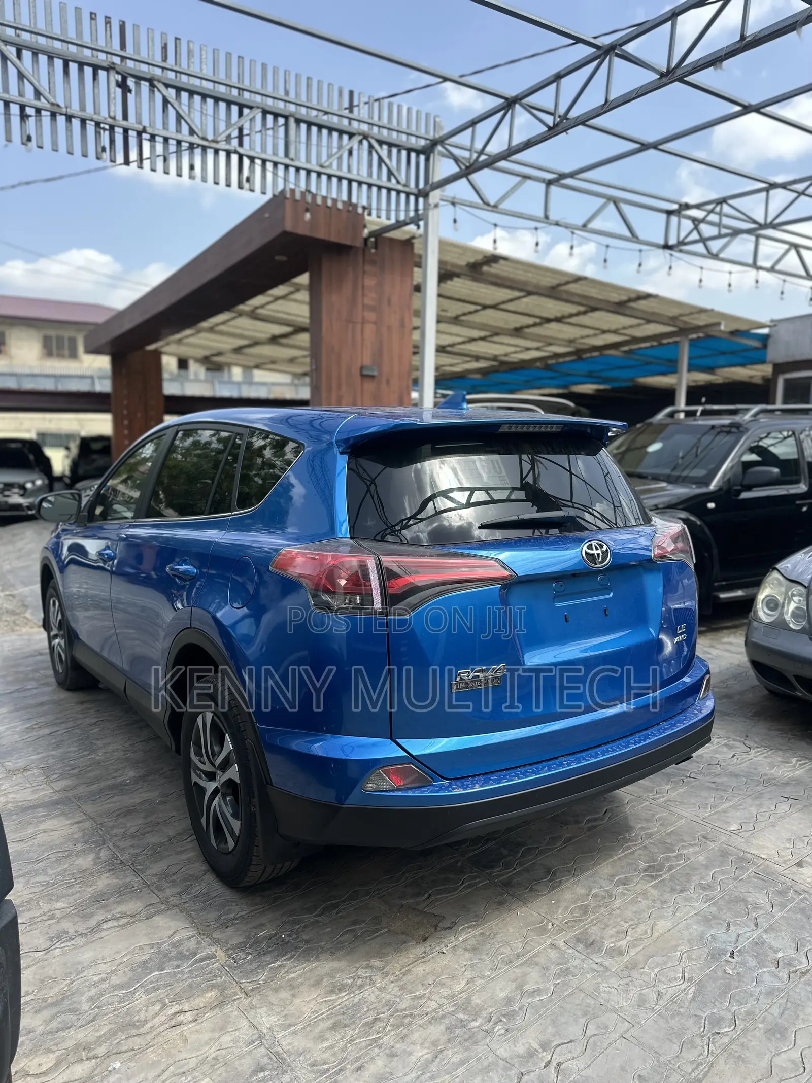 Toyota RAV4 LE 4dr SUV (2.5L 4cyl 6A) 2018 Blue