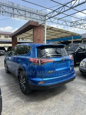 Toyota RAV4 LE 4dr SUV (2.5L 4cyl 6A) 2018 Blue