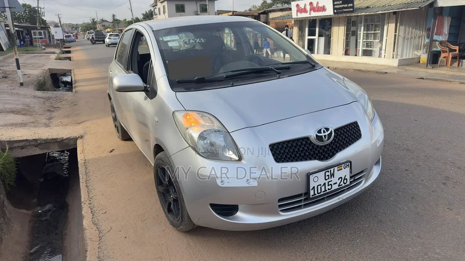 Toyota Yaris Base Hatchback 5dr 2010 Silver
