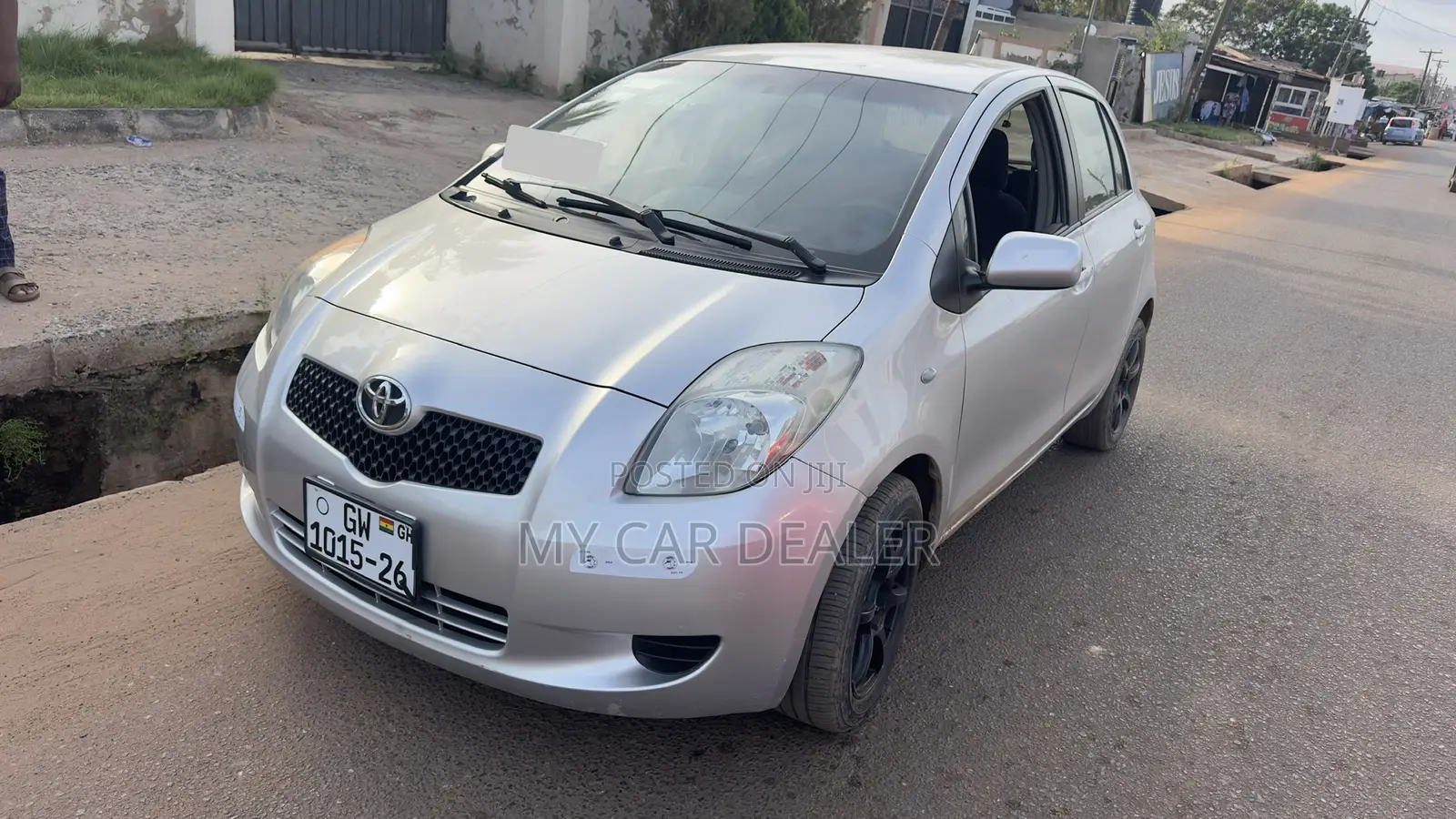 Toyota Yaris Base Hatchback 5dr 2010 Silver
