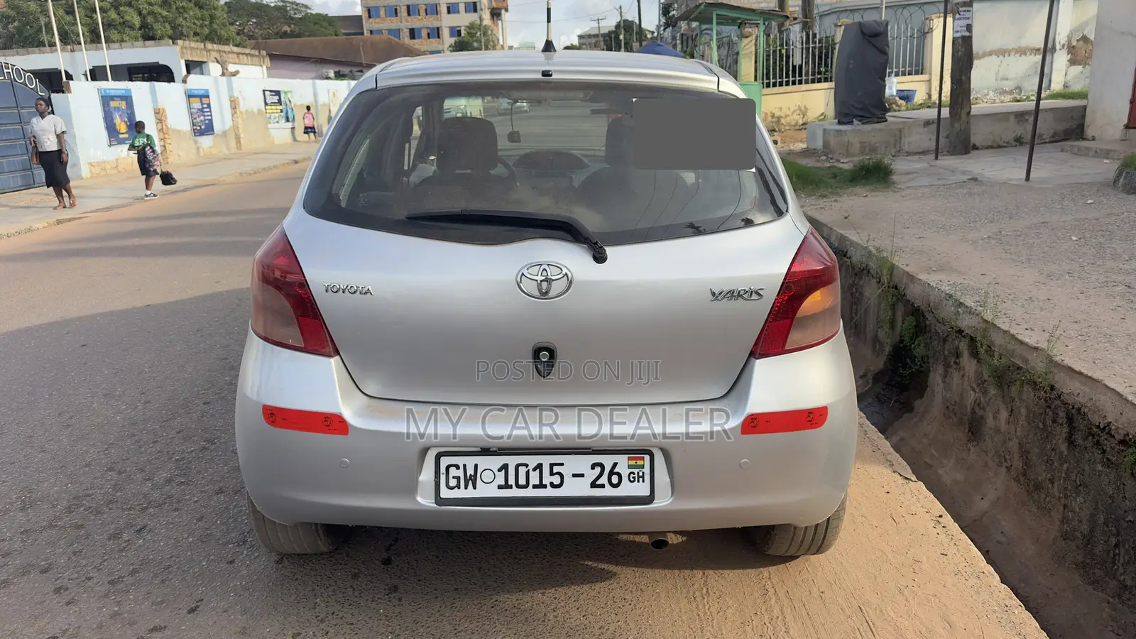 Toyota Yaris Base Hatchback 5dr 2010 Silver