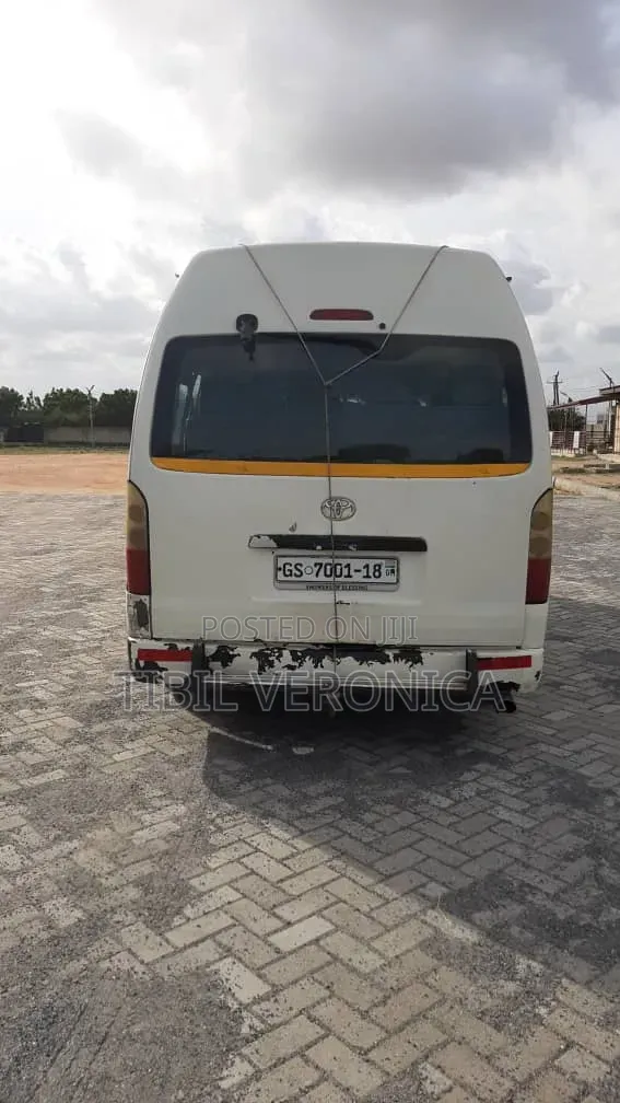 Toyota HiAce 220 2007 White