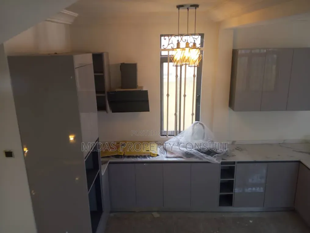 3bdrm House in 3 Junction, Amasaman for sale