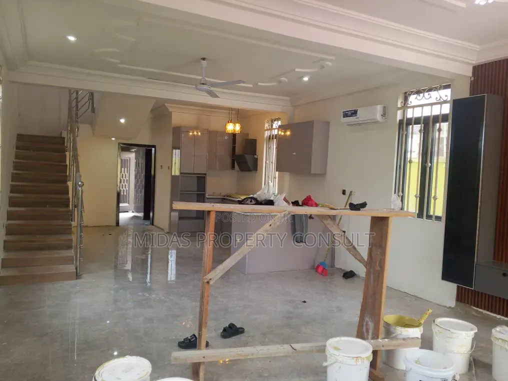 3bdrm House in 3 Junction, Amasaman for sale