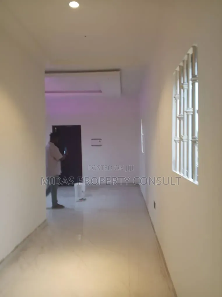 3bdrm House in 3 Junction, Amasaman for sale