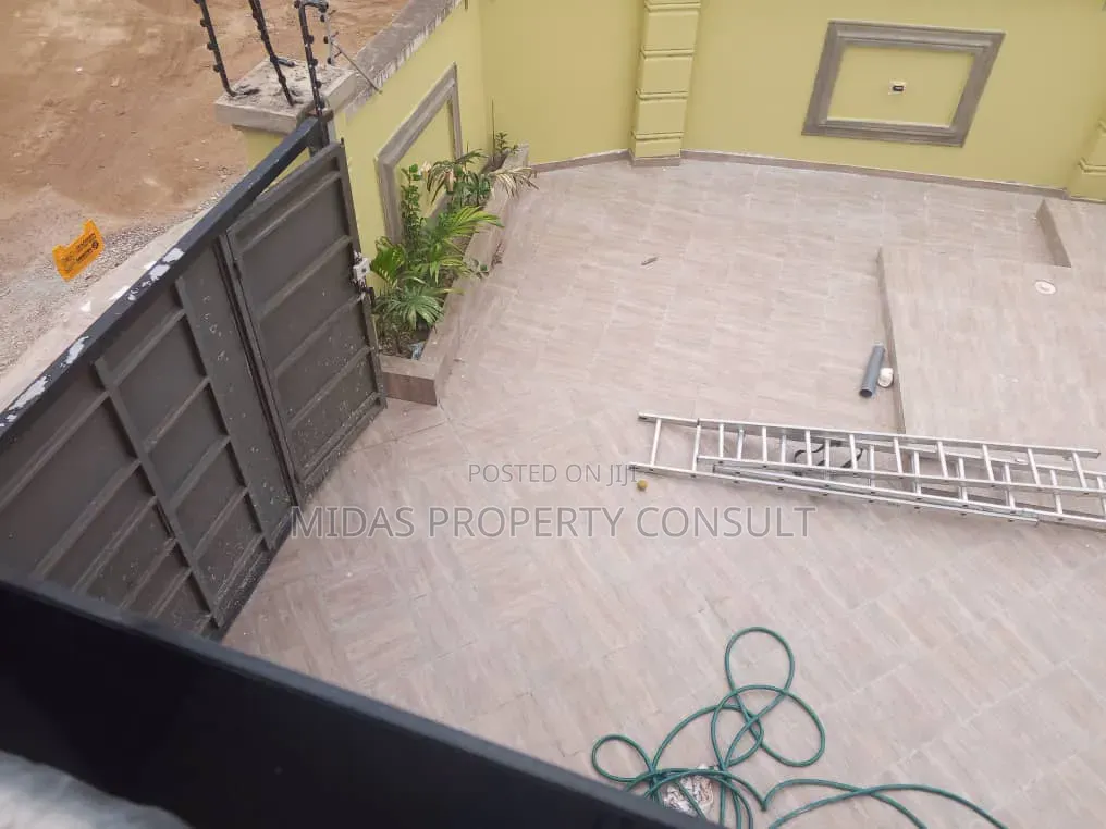 3bdrm House in 3 Junction, Amasaman for sale