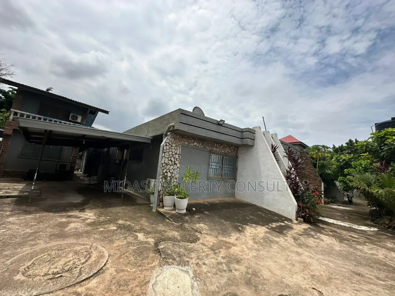 11bdrm House in Haatso, Asore Junction for sale