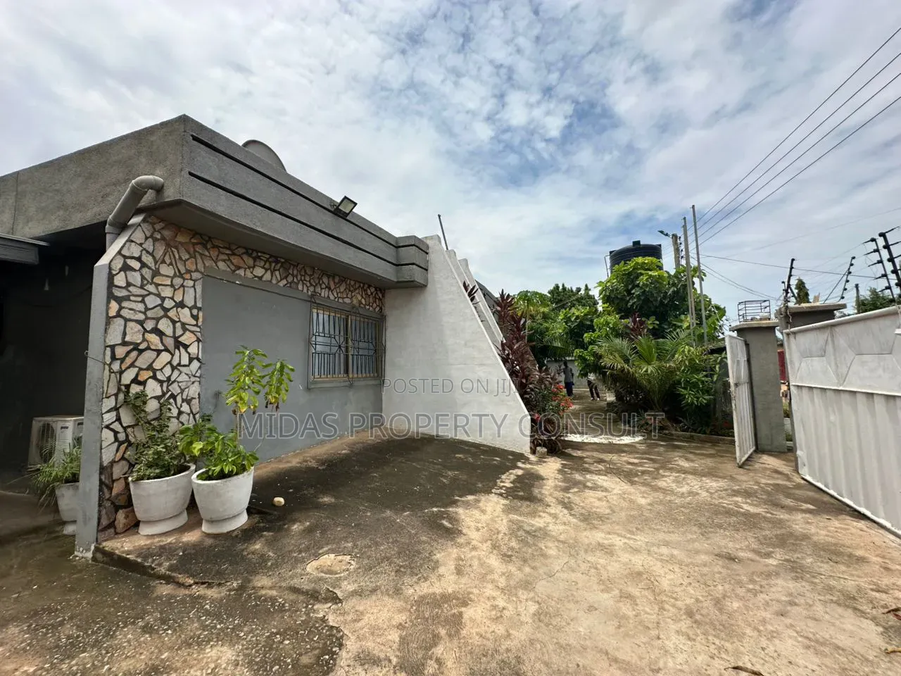 11bdrm House in Haatso, Asore Junction for sale