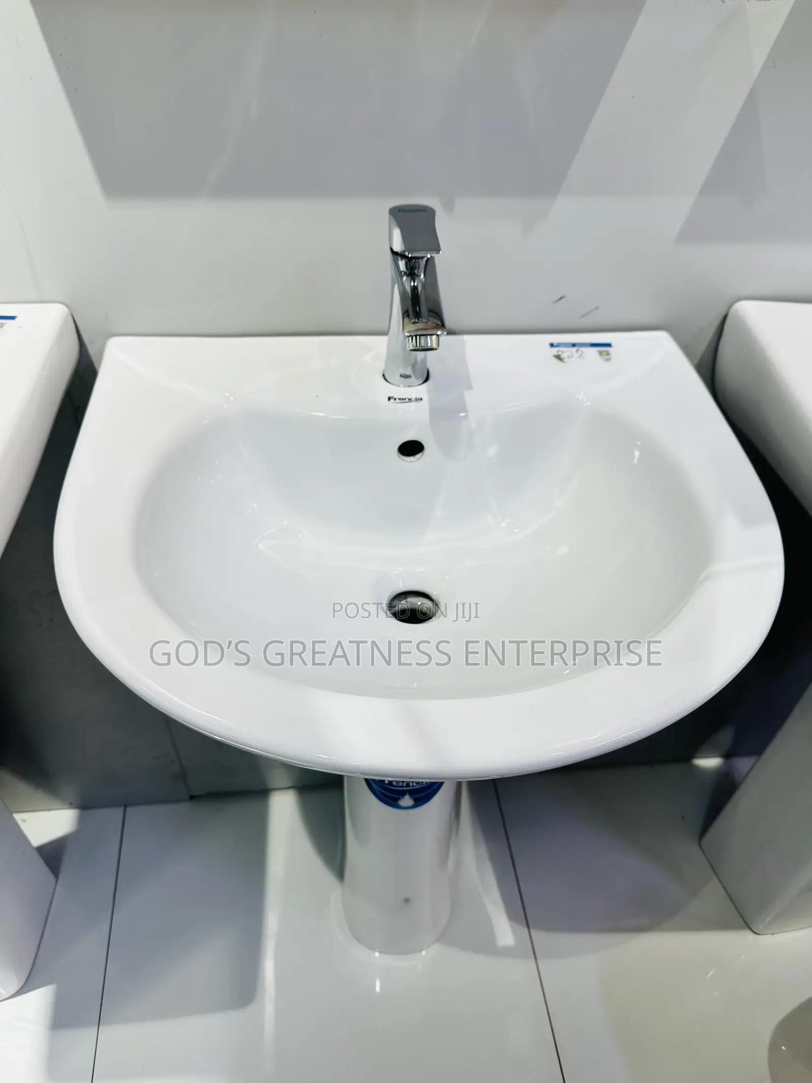 Round Basin With Tap