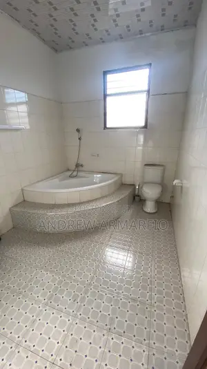 5bdrm House in Sakumono for sale