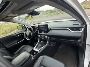 Toyota RAV4 XLE AWD 2019 White