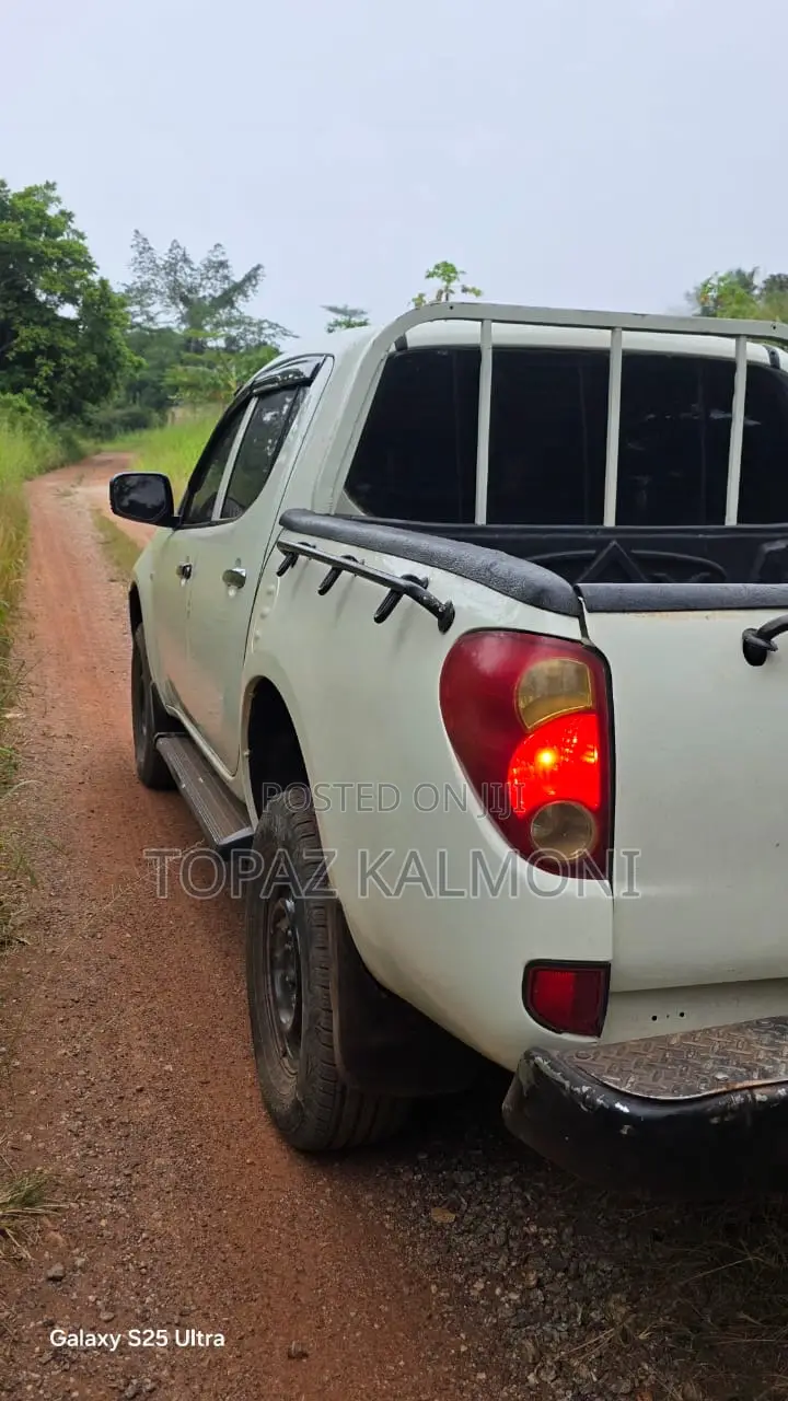 Mitsubishi L200 2014 White