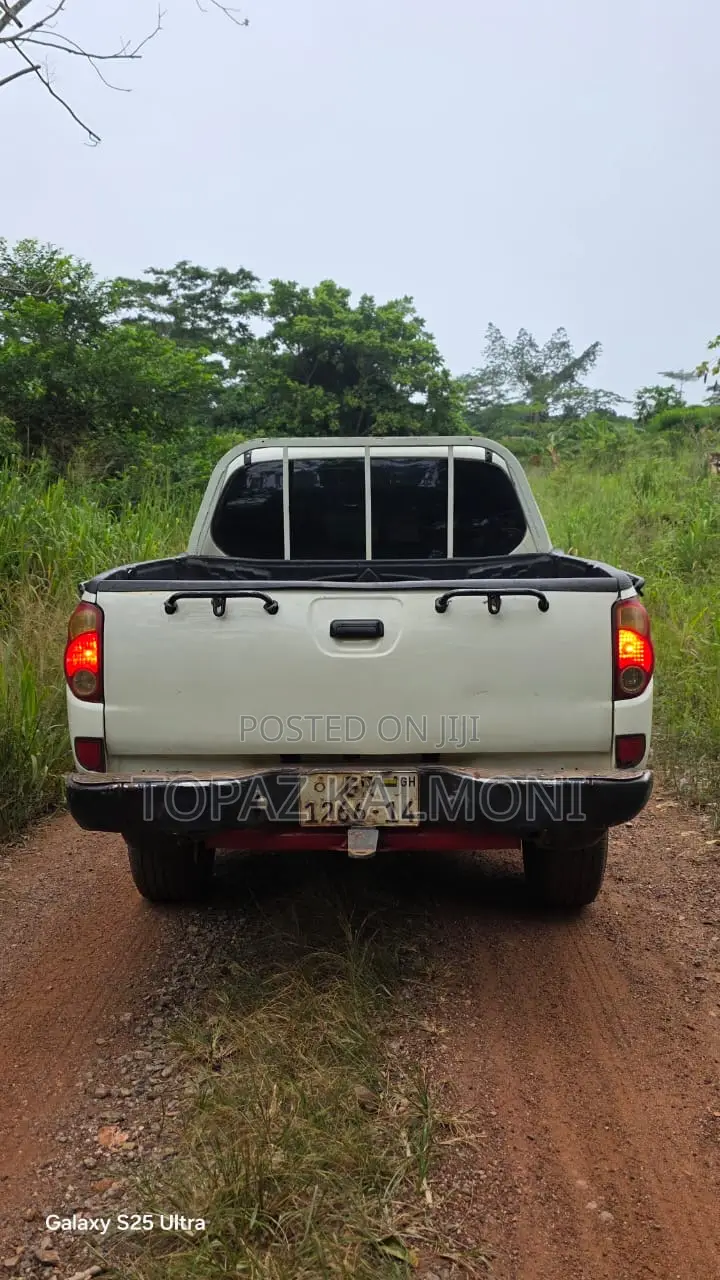 Mitsubishi L200 2014 White