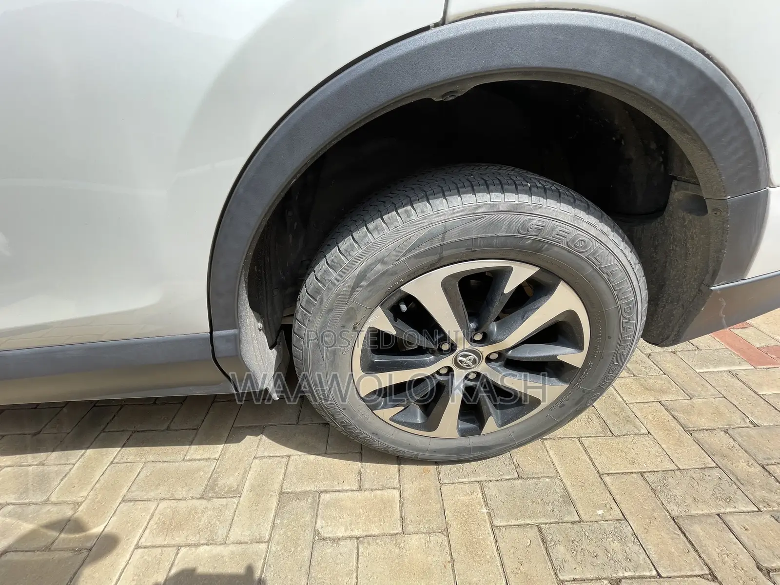 Toyota RAV4 LE FWD 2019 White