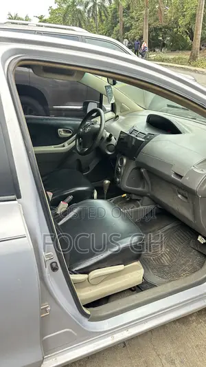 Toyota Vitz 1.3 AWD 5dr 2010 Gray