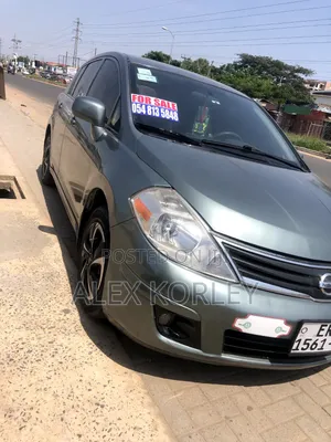 Nissan Versa 1.8 S Hatchback 2012 Gray