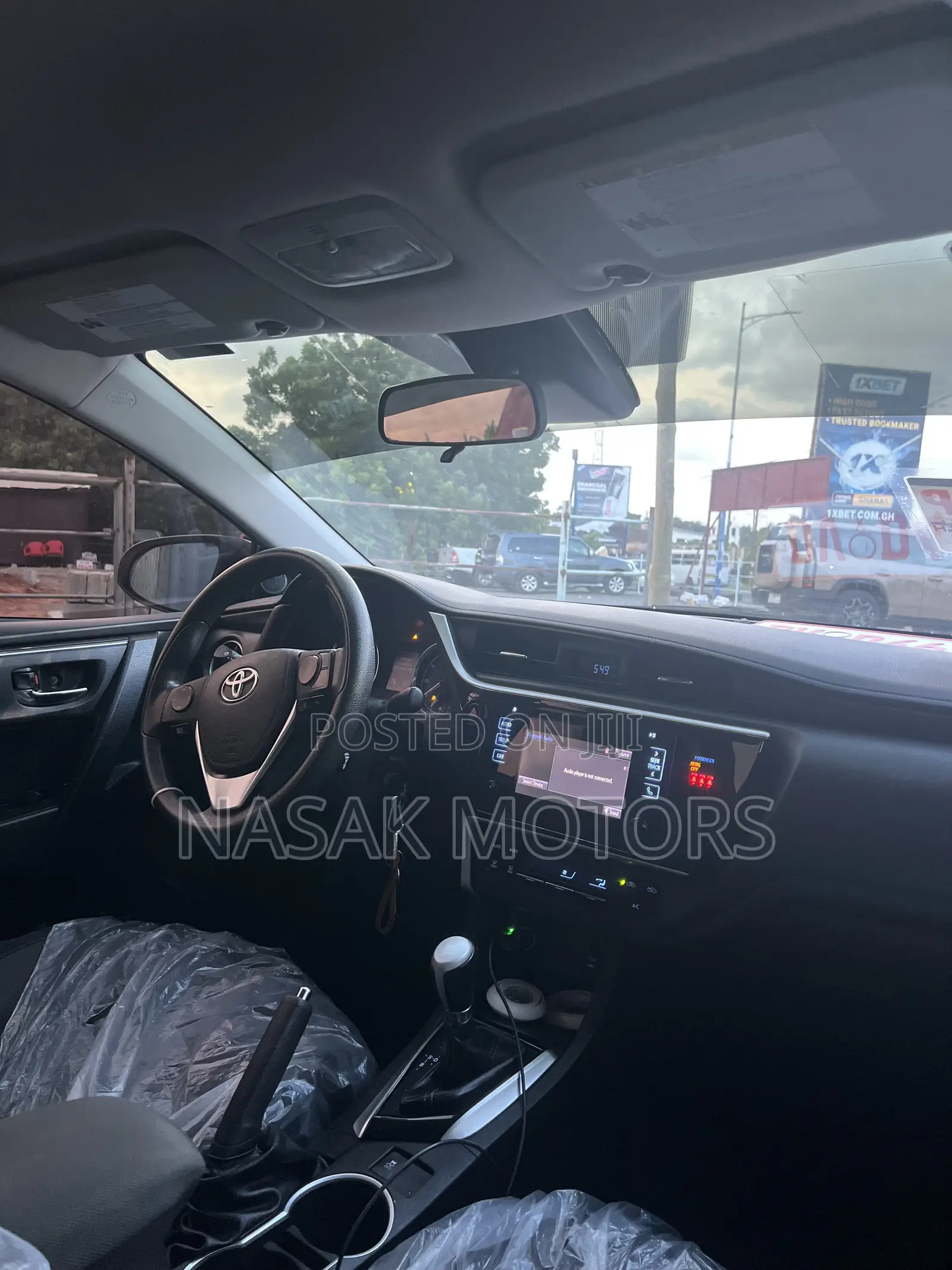 Toyota Corolla LE Eco (1.8L 4cyl 2A) 2018 White