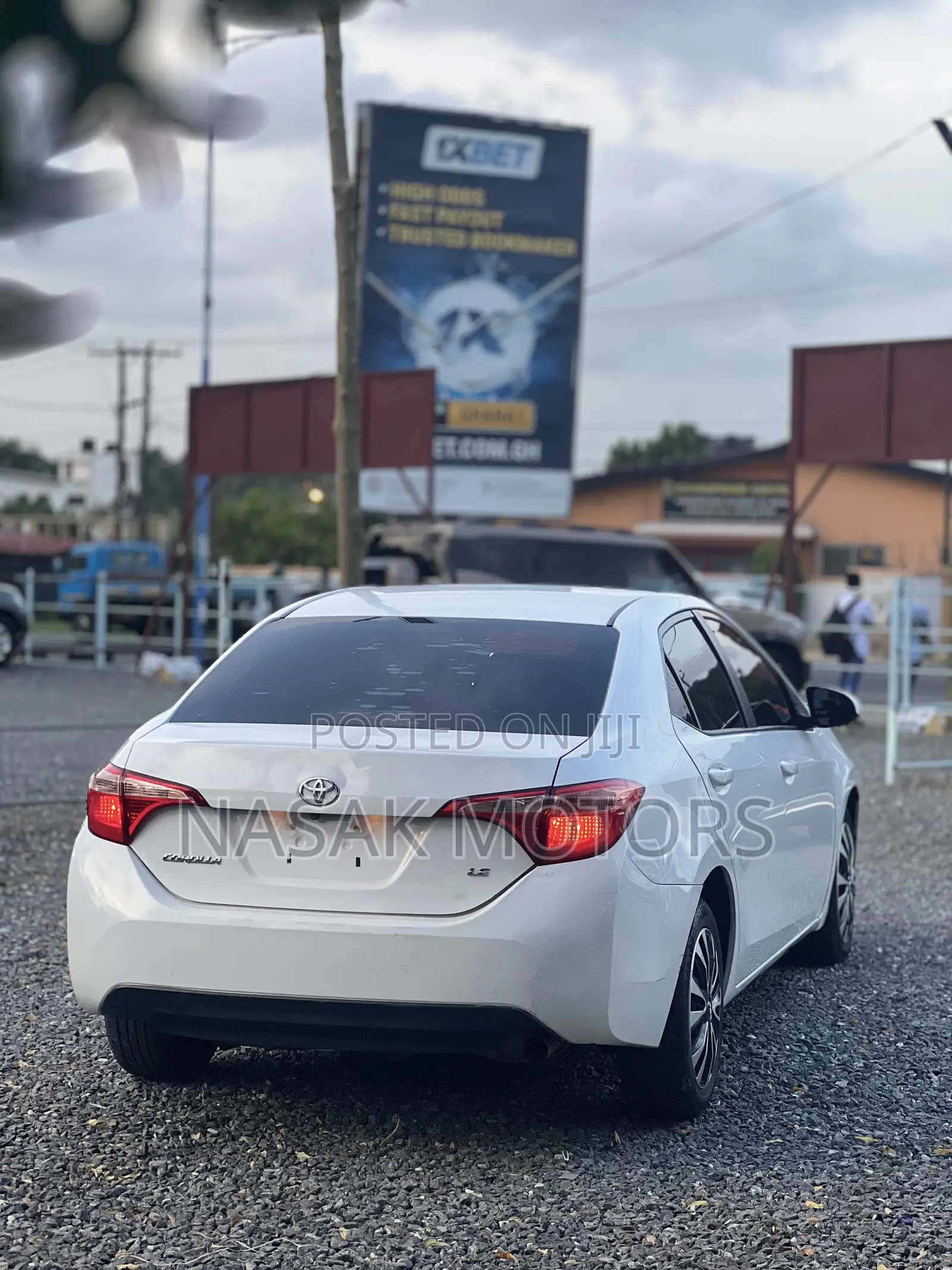 Toyota Corolla LE Eco (1.8L 4cyl 2A) 2018 White