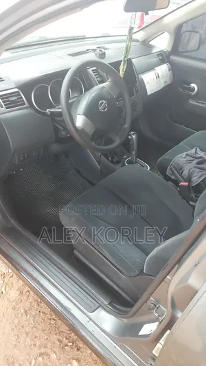 Nissan Versa 1.8 S Hatchback 2012 Gray
