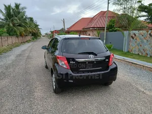 Toyota Vitz 1.3 FWD 5dr 2013 Black
