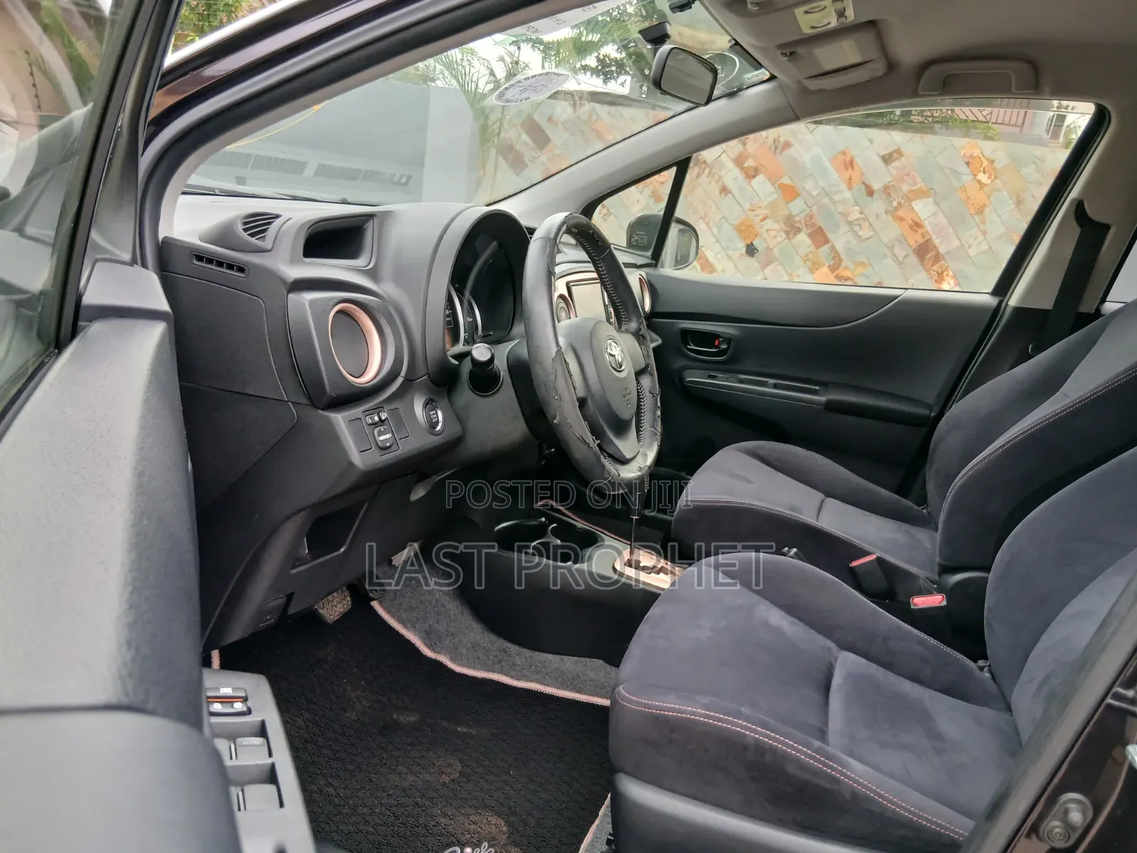 Toyota Vitz 1.3 FWD 5dr 2013 Black
