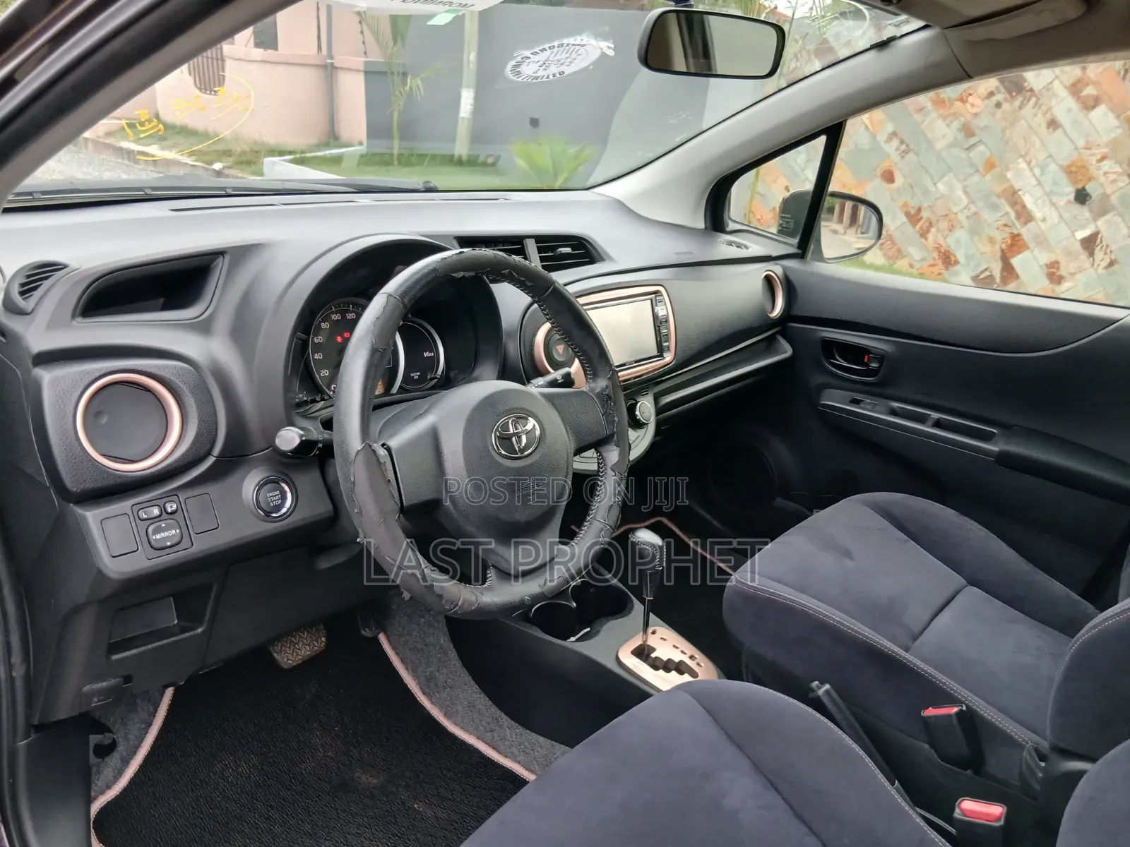 Toyota Vitz 1.3 FWD 5dr 2013 Black