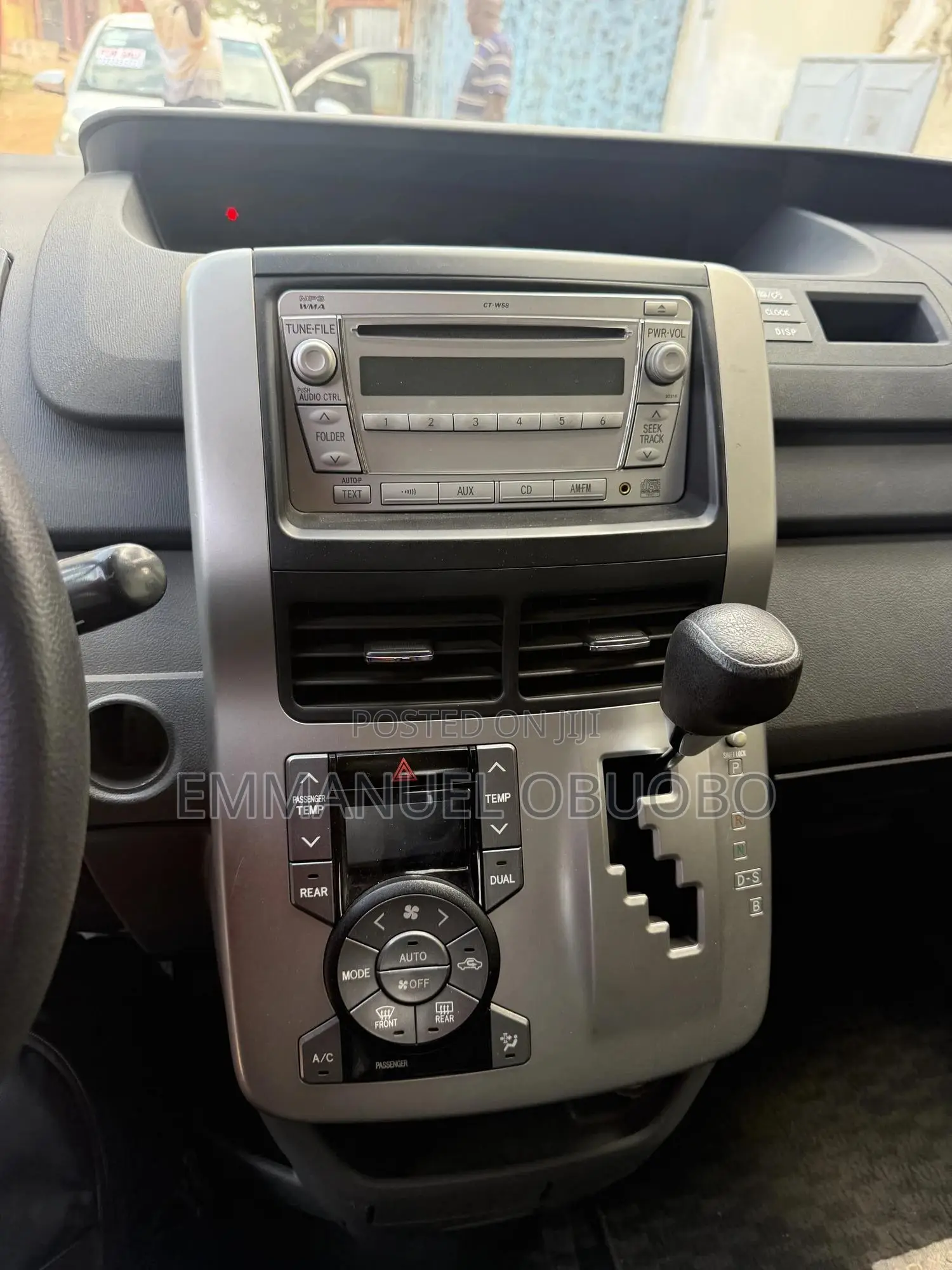 Toyota Voxy 2009 Silver