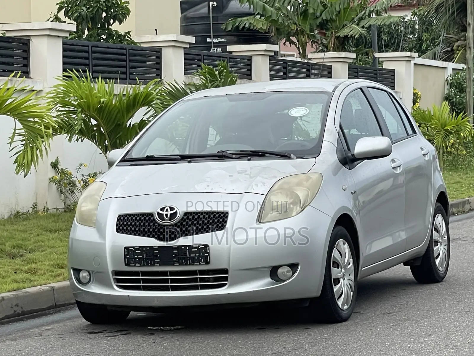 Toyota Yaris Base Sedan 4dr 2010 Silver