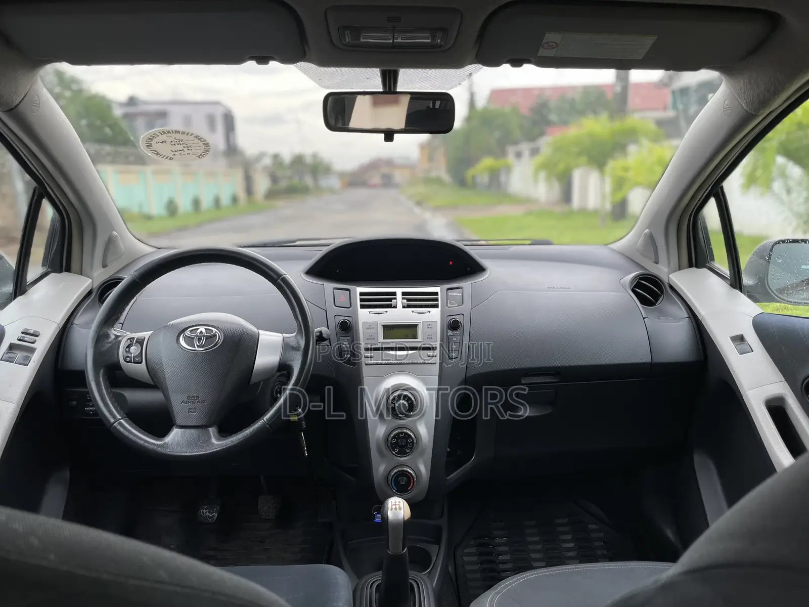 Toyota Yaris Base Sedan 4dr 2010 Silver