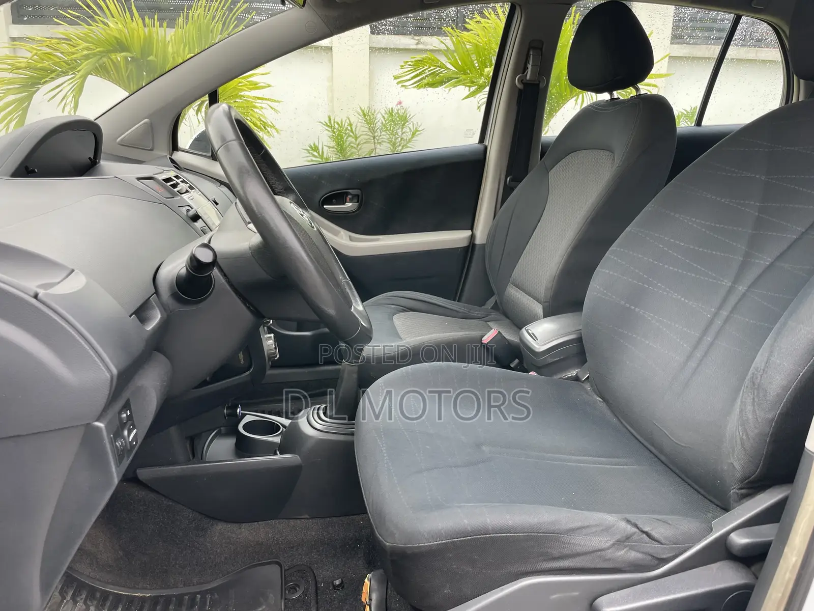 Toyota Yaris Base Sedan 4dr 2010 Silver