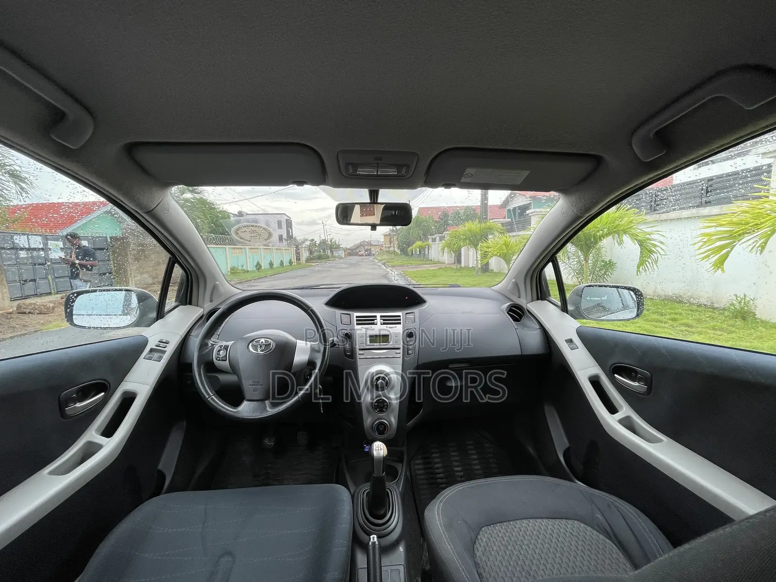 Toyota Yaris Base Sedan 4dr 2010 Silver