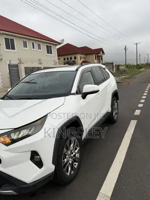 Toyota RAV4 XLE AWD 2019 White