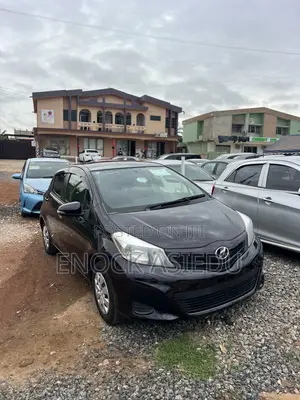 Toyota Vitz 1.3 AWD 5dr 2013 Maroon