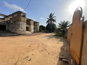 8bdrm Duplex in Omanjor, Sowutwuom for sale