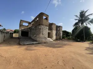 8bdrm Duplex in Omanjor, Sowutwuom for sale
