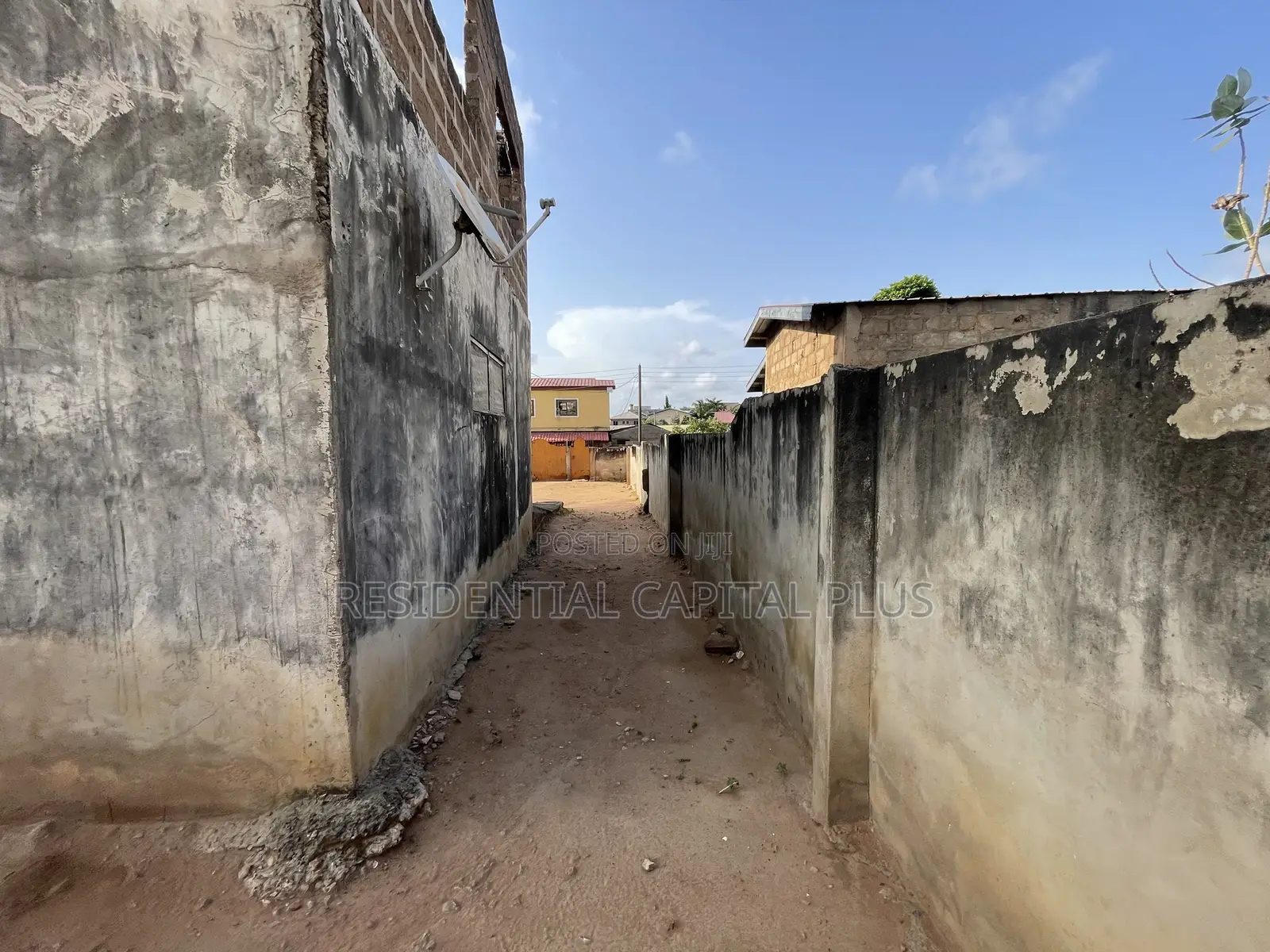 8bdrm Duplex in Omanjor, Sowutwuom for sale