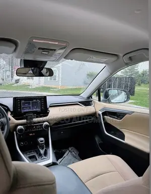 Toyota RAV4 LE 2022 White
