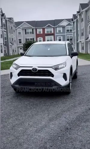 Toyota RAV4 LE 2022 White