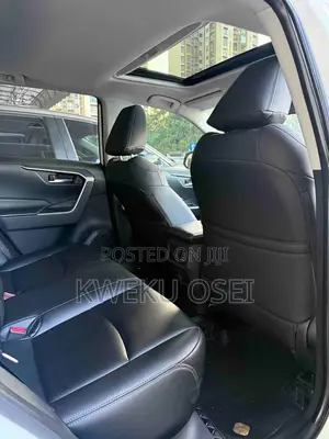Toyota RAV4 XLE Premium 2021 White