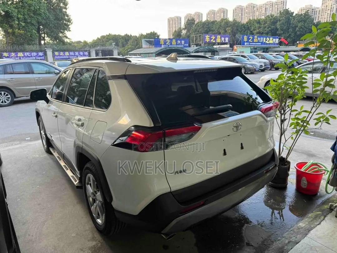 Toyota RAV4 XLE Premium 2021 White
