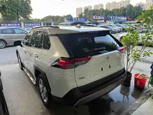 Toyota RAV4 XLE Premium 2021 White
